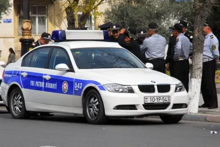 Azərbaycanda şok hadisə - Sürücü DYP işçilərinə hücum etdi
