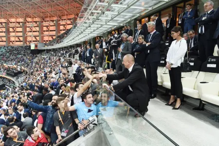 İlham Əliyevdən növbəti jest - azarkeşlərlə bir arada səmimi görüntülər - FOTOSESSİYA