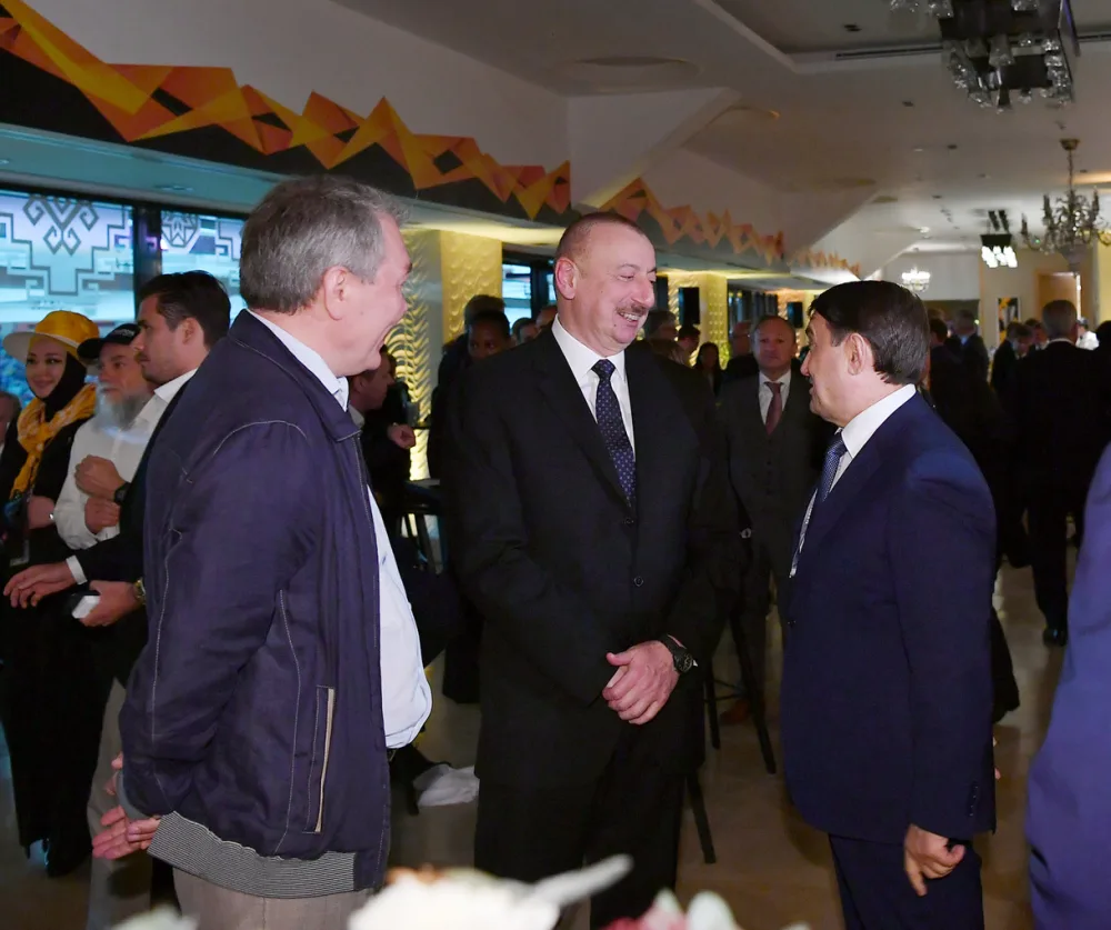 İlham Əliyevdən növbəti jest - azarkeşlərlə bir arada səmimi görüntülər - FOTOSESSİYA