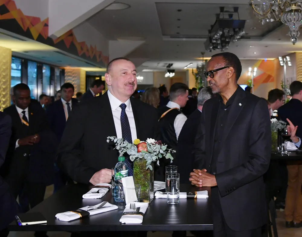 İlham Əliyevdən növbəti jest - azarkeşlərlə bir arada səmimi görüntülər - FOTOSESSİYA