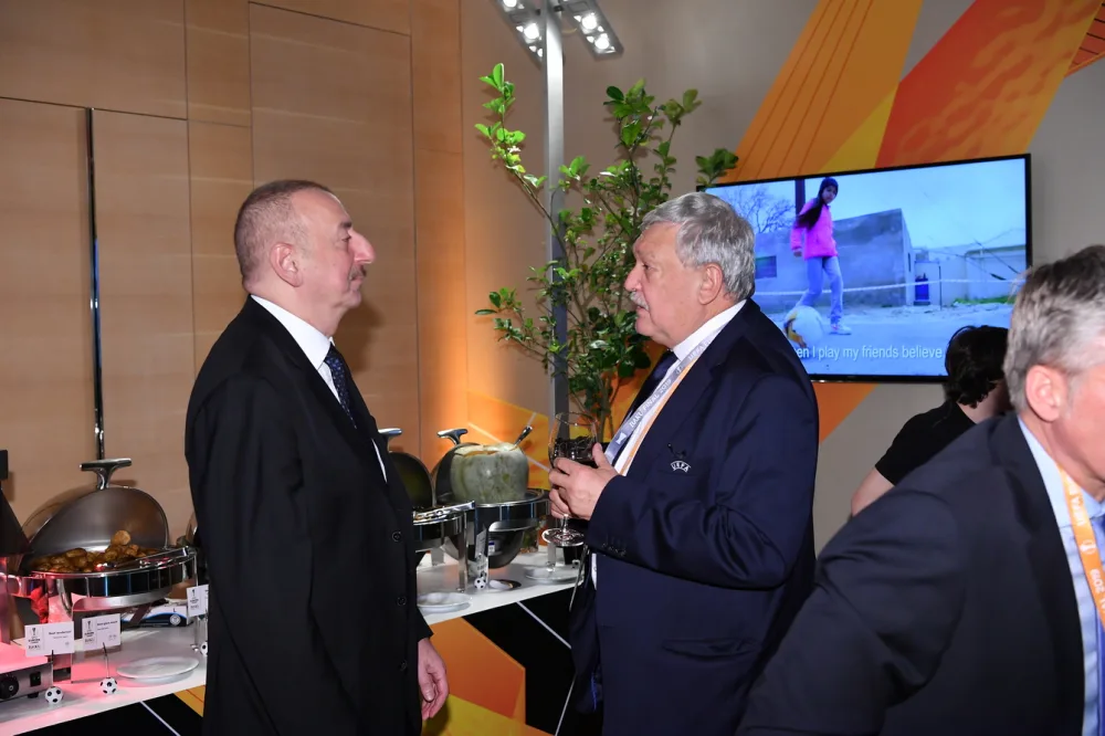 İlham Əliyevdən növbəti jest - azarkeşlərlə bir arada səmimi görüntülər - FOTOSESSİYA