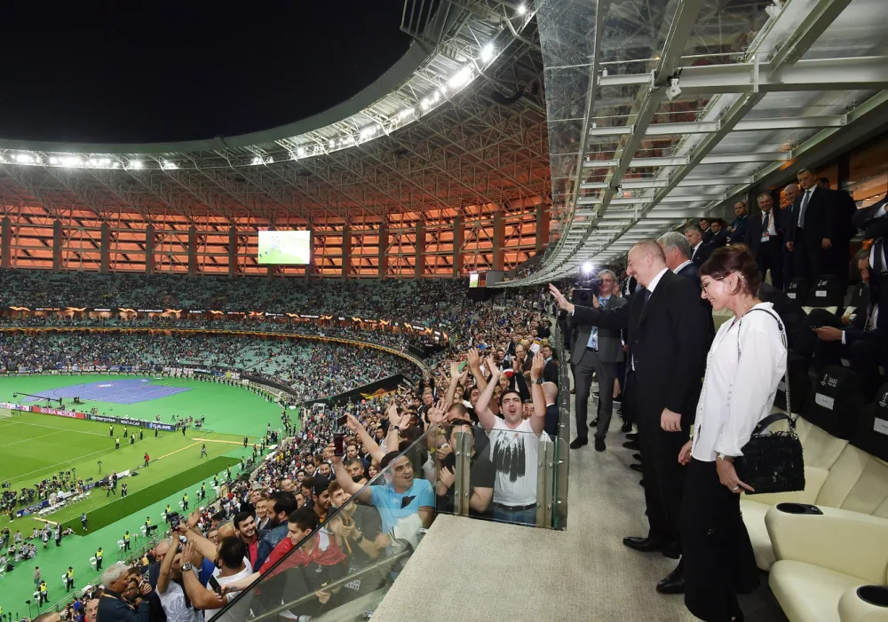 İlham Əliyevdən növbəti jest - azarkeşlərlə bir arada səmimi görüntülər - FOTOSESSİYA