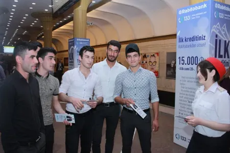 Metroda insanlara pulsuz süd və dondurma paylanıb- - Bakı Metropolitenindən AKSİYA