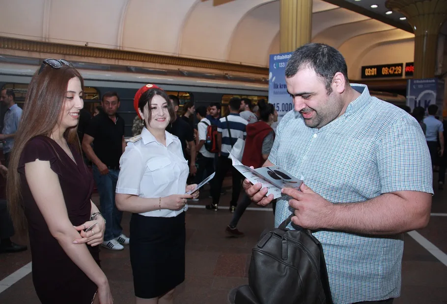 Metroda insanlara pulsuz süd və dondurma paylanıb- - Bakı Metropolitenindən AKSİYA