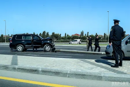 Bakıda avtomobil işıq dirəyini yerindən qoparıb - FOTO