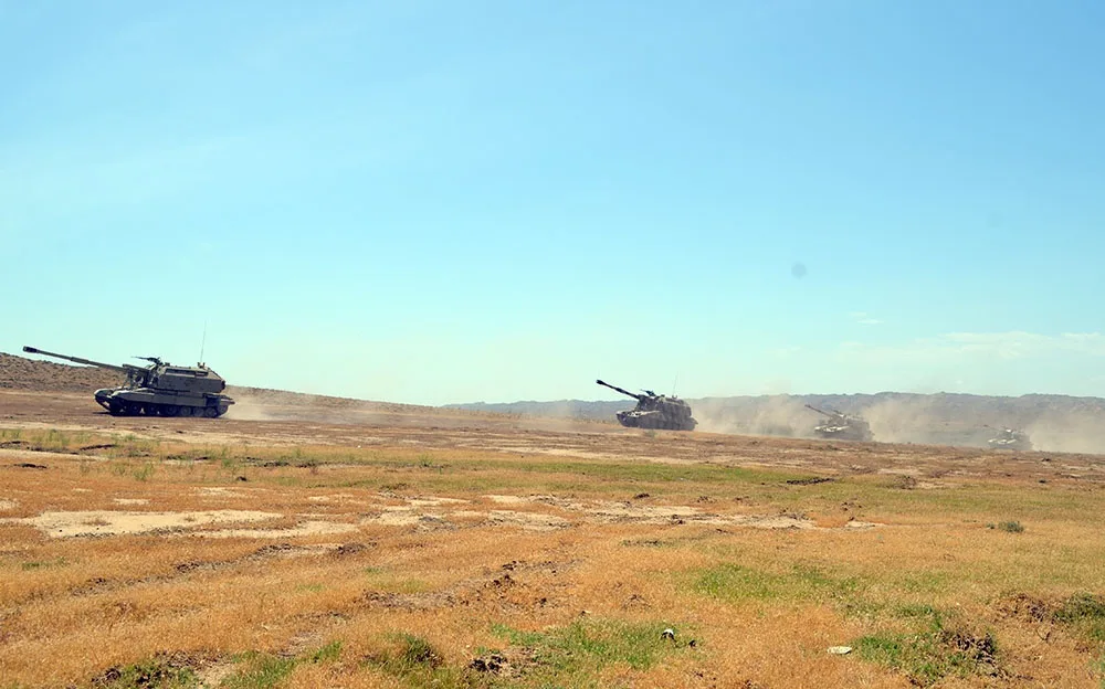 Artilleriyaçılar “Msta-S” özüyeriyən haubitsalardan döyüş atışları keçiriblər - FOTO - VİDEO