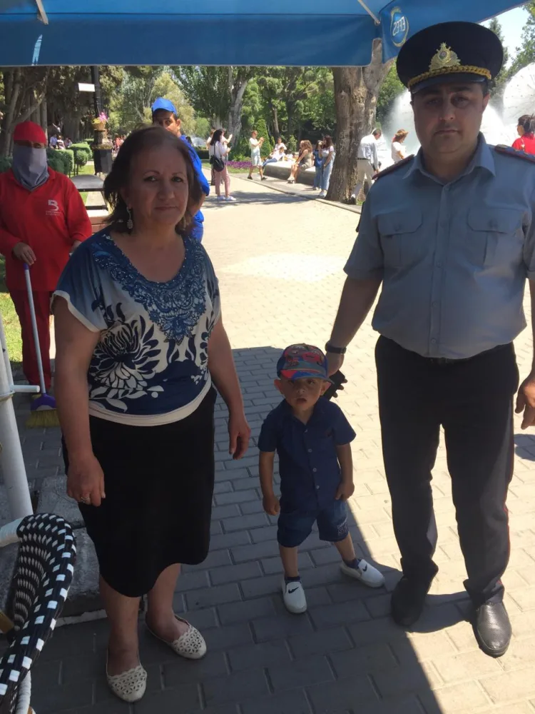 Dənizkənarı Parkda itən azyaşlını polis tapdı - Fotolar