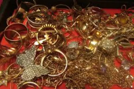 “Bazarstore”da müştərinin 30 min manatlıq qızılları oğurlandı - ŞOK