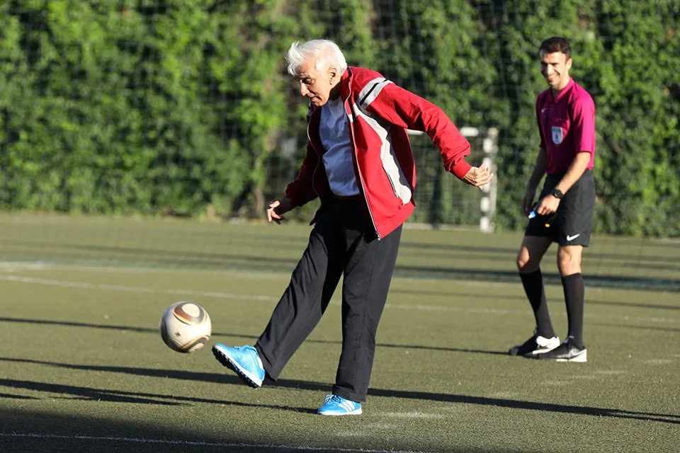 İlham Namiq Kamalın şərəfinə futbol matçı - Məşhurlar meydanda çıxdı- FOTOLAR