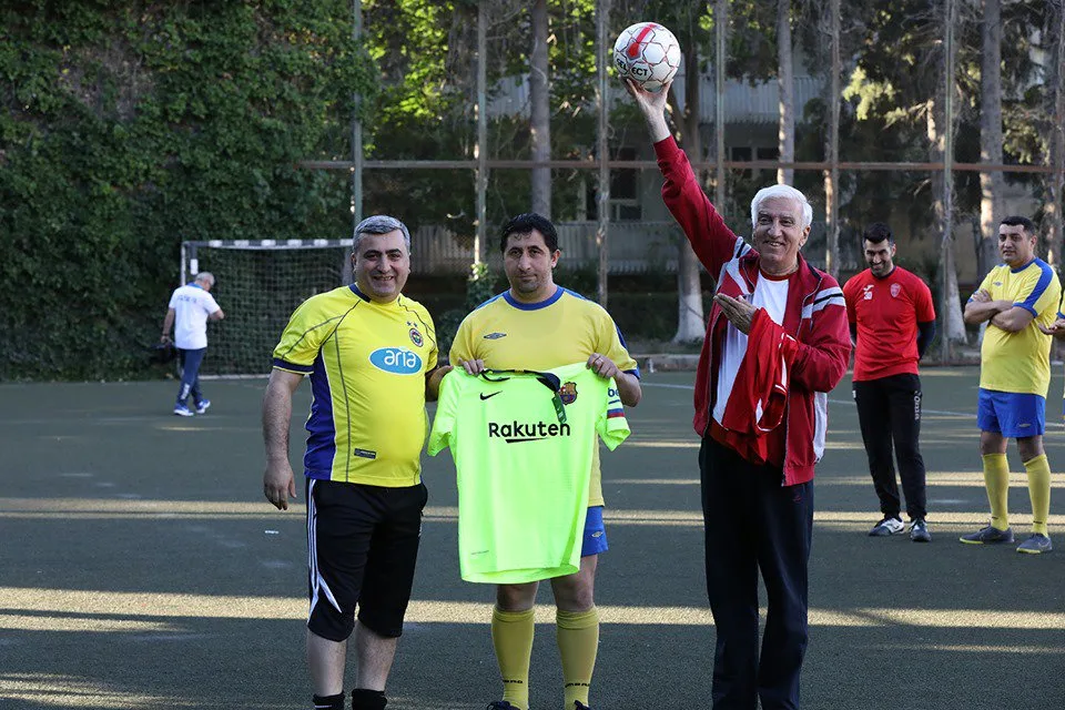 İlham Namiq Kamalın şərəfinə futbol matçı - Məşhurlar meydanda çıxdı- FOTOLAR
