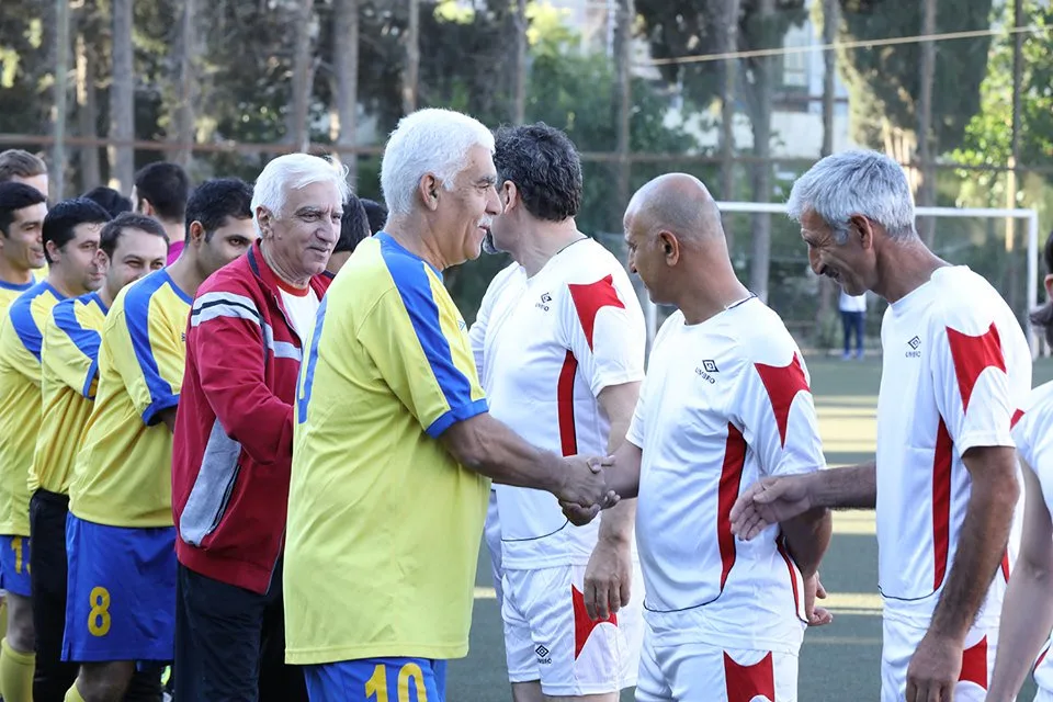 İlham Namiq Kamalın şərəfinə futbol matçı - Məşhurlar meydanda çıxdı- FOTOLAR