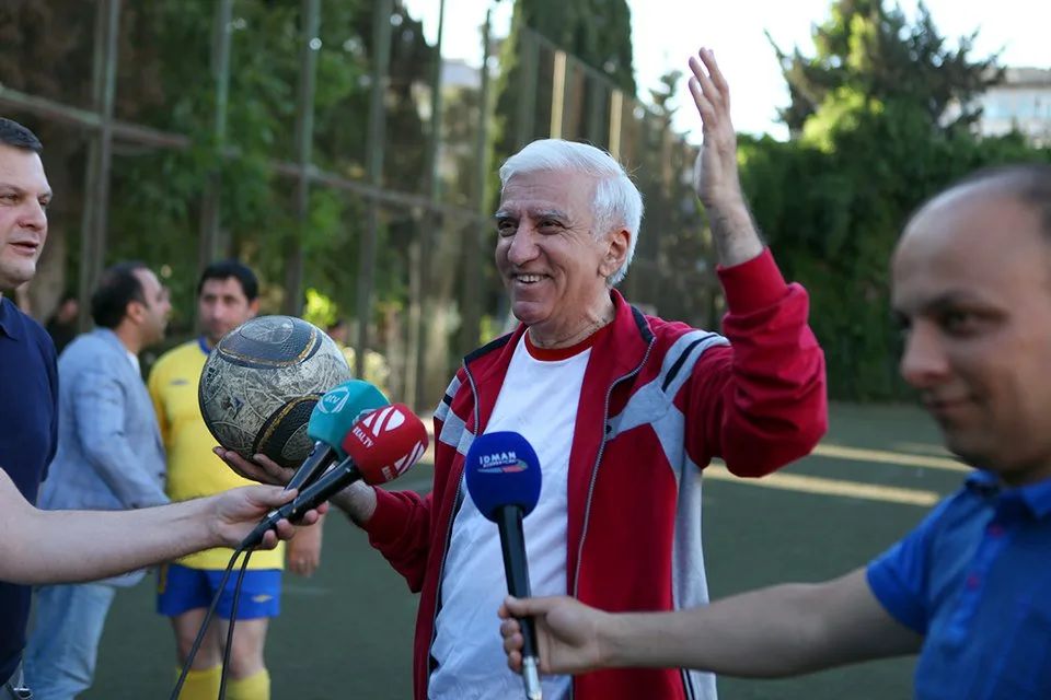 İlham Namiq Kamalın şərəfinə futbol matçı - Məşhurlar meydanda çıxdı- FOTOLAR