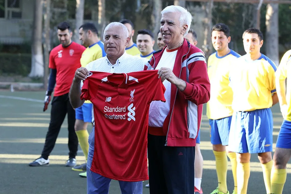 İlham Namiq Kamalın şərəfinə futbol matçı - Məşhurlar meydanda çıxdı- FOTOLAR