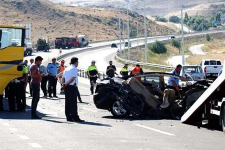 Mətanətin qızı AĞIR QƏZAya düşdü : - Maşın TIR-la toqquşub - FOTO