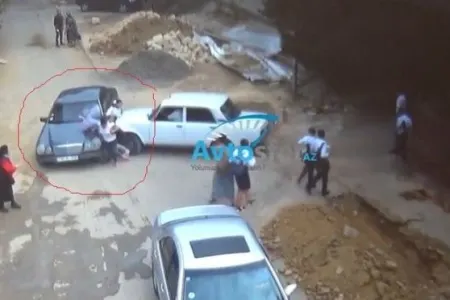 Taksi sürücüsü maşını məktəblilərə çırpdı - DƏHŞƏTLİ GÖRÜNTÜLƏR