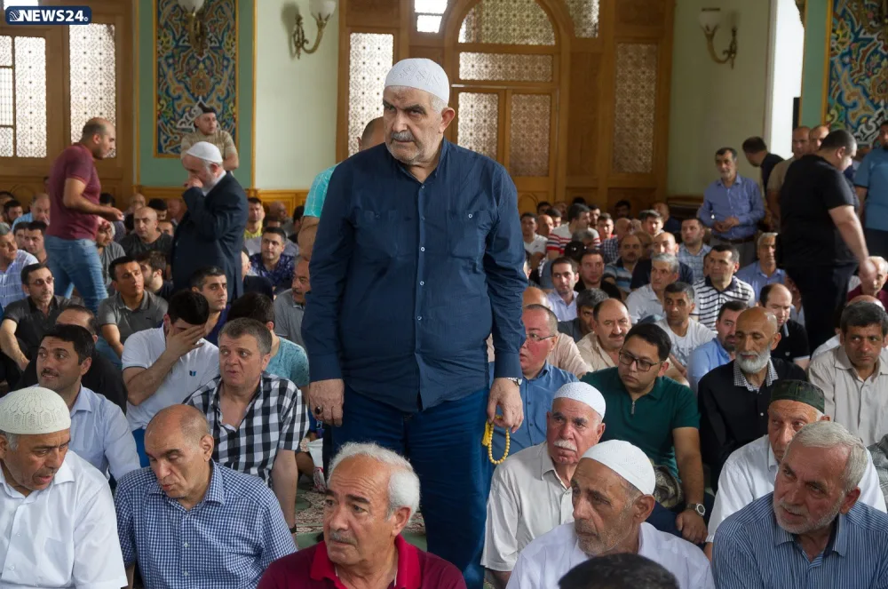 Təzə pir məscidində bayram namazı qılınıb - FOTO VİDEOREPORTAJ - YENİLƏNİB