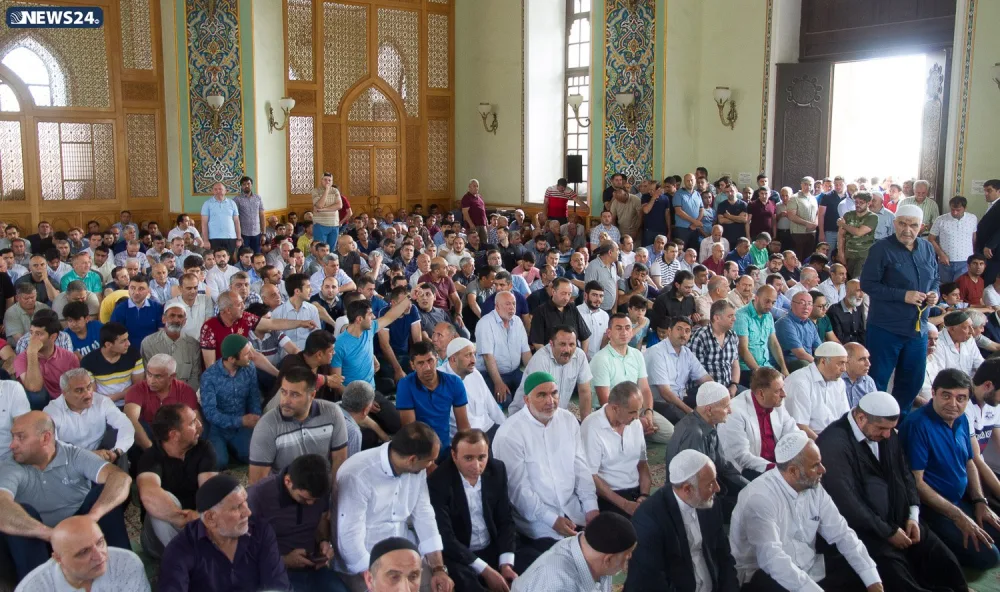 Təzə pir məscidində bayram namazı qılınıb - FOTO VİDEOREPORTAJ - YENİLƏNİB