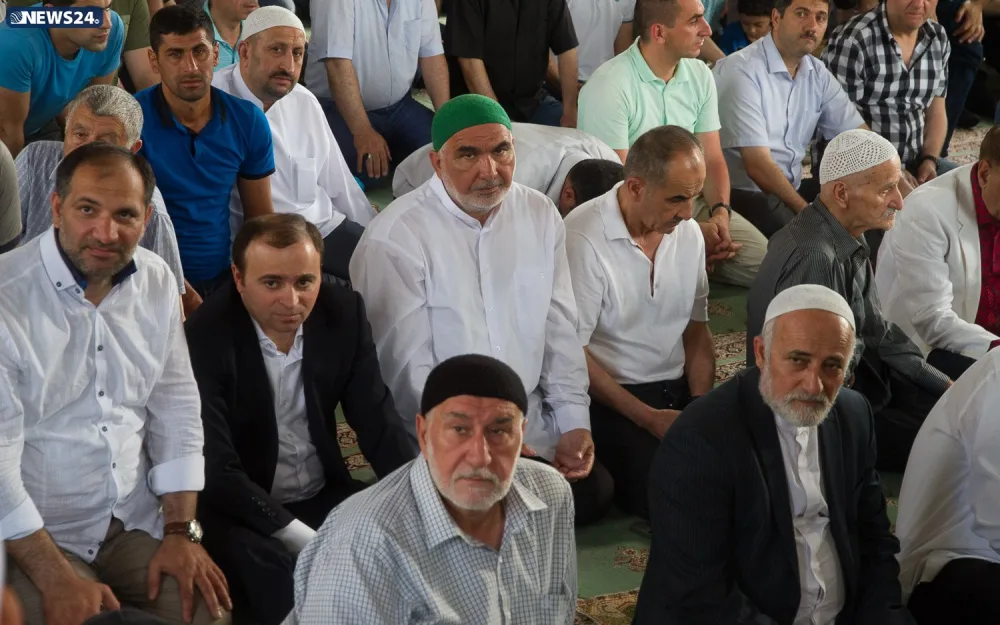 Təzə pir məscidində bayram namazı qılınıb - FOTO VİDEOREPORTAJ - YENİLƏNİB