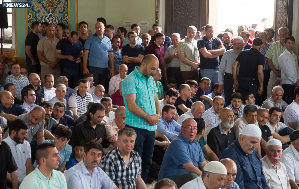 Təzə pir məscidində bayram namazı qılınıb - FOTO VİDEOREPORTAJ - YENİLƏNİB