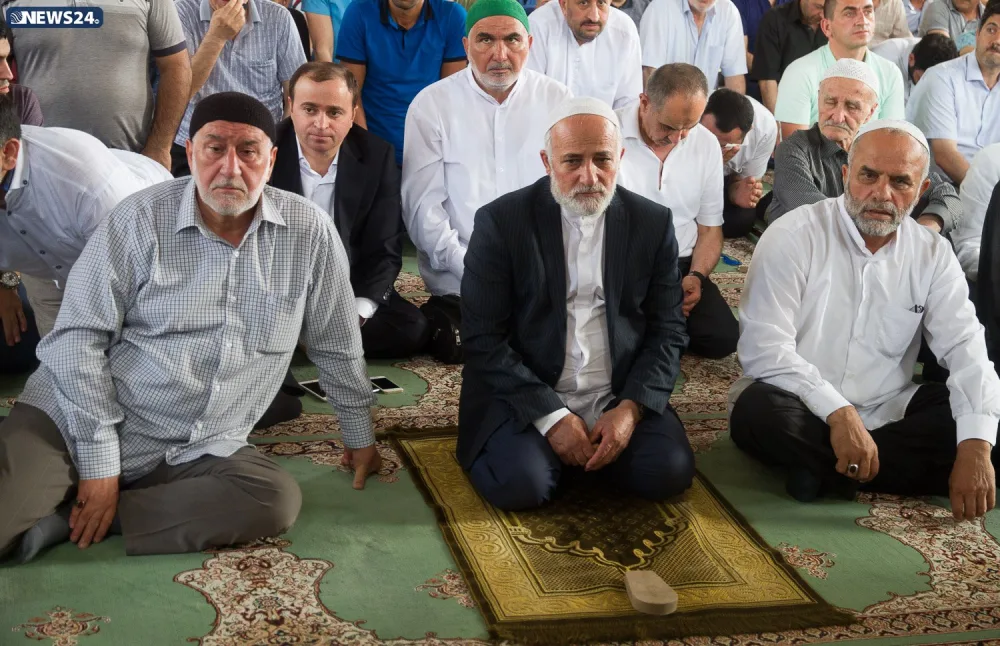Təzə pir məscidində bayram namazı qılınıb - FOTO VİDEOREPORTAJ - YENİLƏNİB