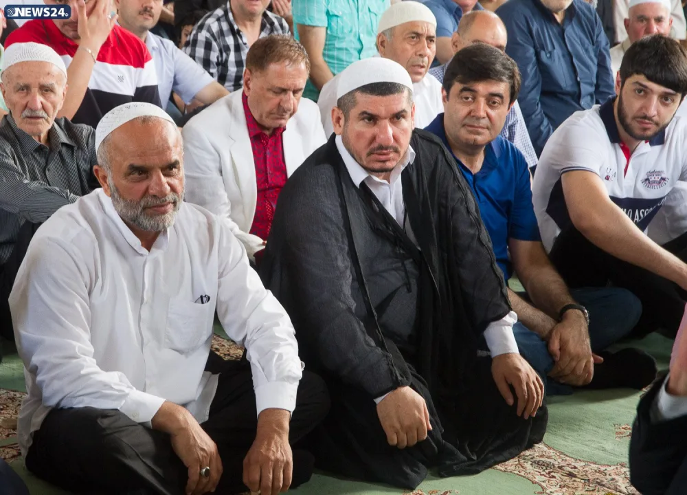 Təzə pir məscidində bayram namazı qılınıb - FOTO VİDEOREPORTAJ - YENİLƏNİB