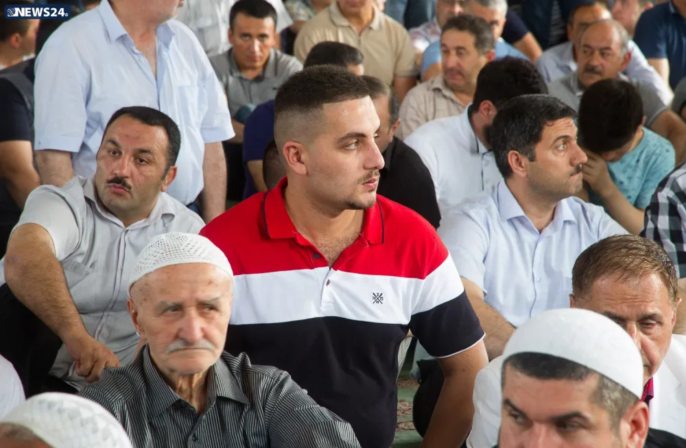 Təzə pir məscidində bayram namazı qılınıb - FOTO VİDEOREPORTAJ - YENİLƏNİB