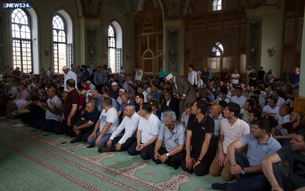 Təzə pir məscidində bayram namazı qılınıb - FOTO VİDEOREPORTAJ - YENİLƏNİB