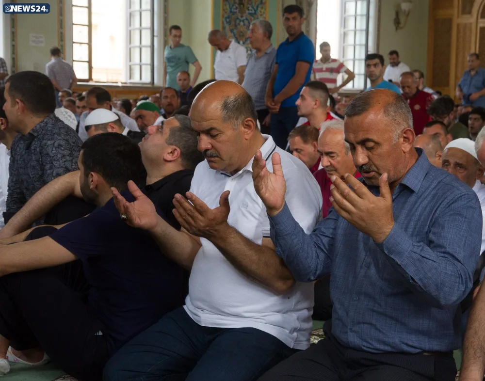Təzə pir məscidində bayram namazı qılınıb - FOTO VİDEOREPORTAJ - YENİLƏNİB