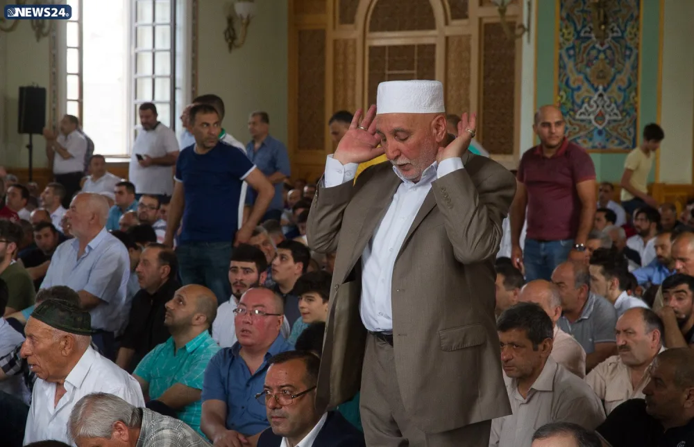 Təzə pir məscidində bayram namazı qılınıb - FOTO VİDEOREPORTAJ - YENİLƏNİB