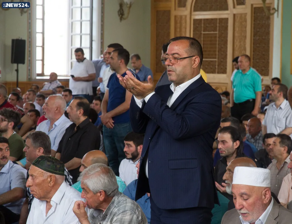 Təzə pir məscidində bayram namazı qılınıb - FOTO VİDEOREPORTAJ - YENİLƏNİB