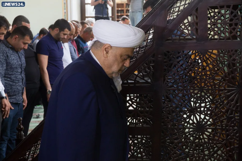 Təzə pir məscidində bayram namazı qılınıb - FOTO VİDEOREPORTAJ - YENİLƏNİB
