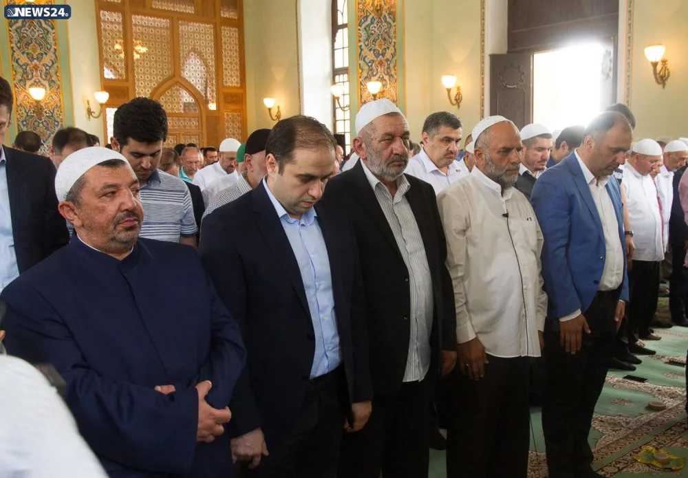 Təzə pir məscidində bayram namazı qılınıb - FOTO VİDEOREPORTAJ - YENİLƏNİB