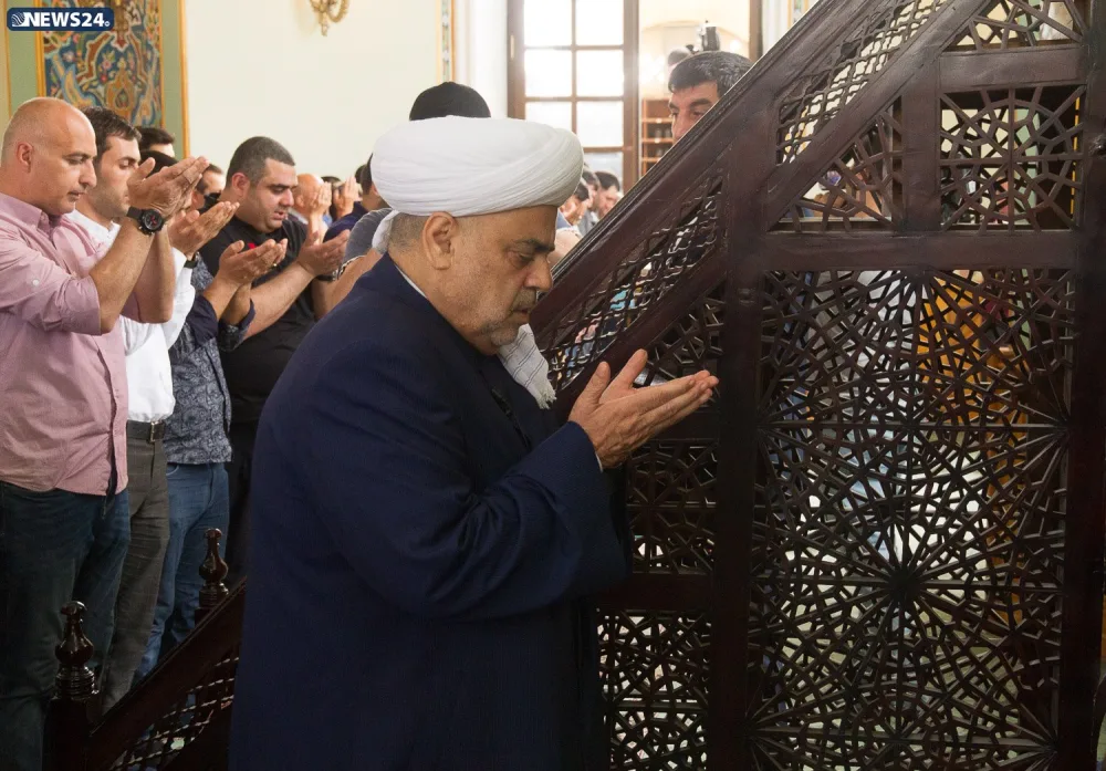 Təzə pir məscidində bayram namazı qılınıb - FOTO VİDEOREPORTAJ - YENİLƏNİB