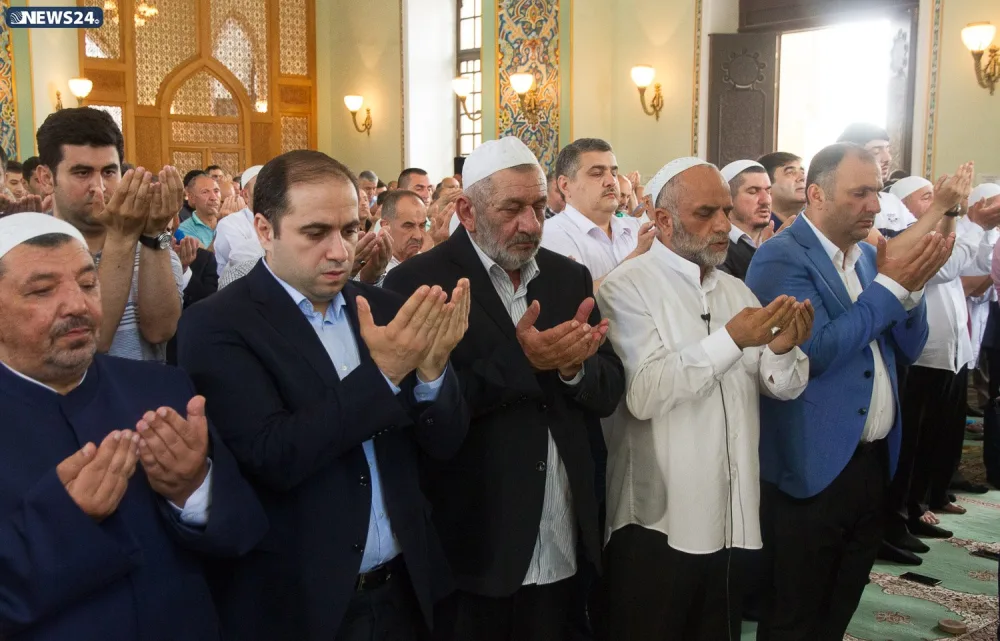 Təzə pir məscidində bayram namazı qılınıb - FOTO VİDEOREPORTAJ - YENİLƏNİB