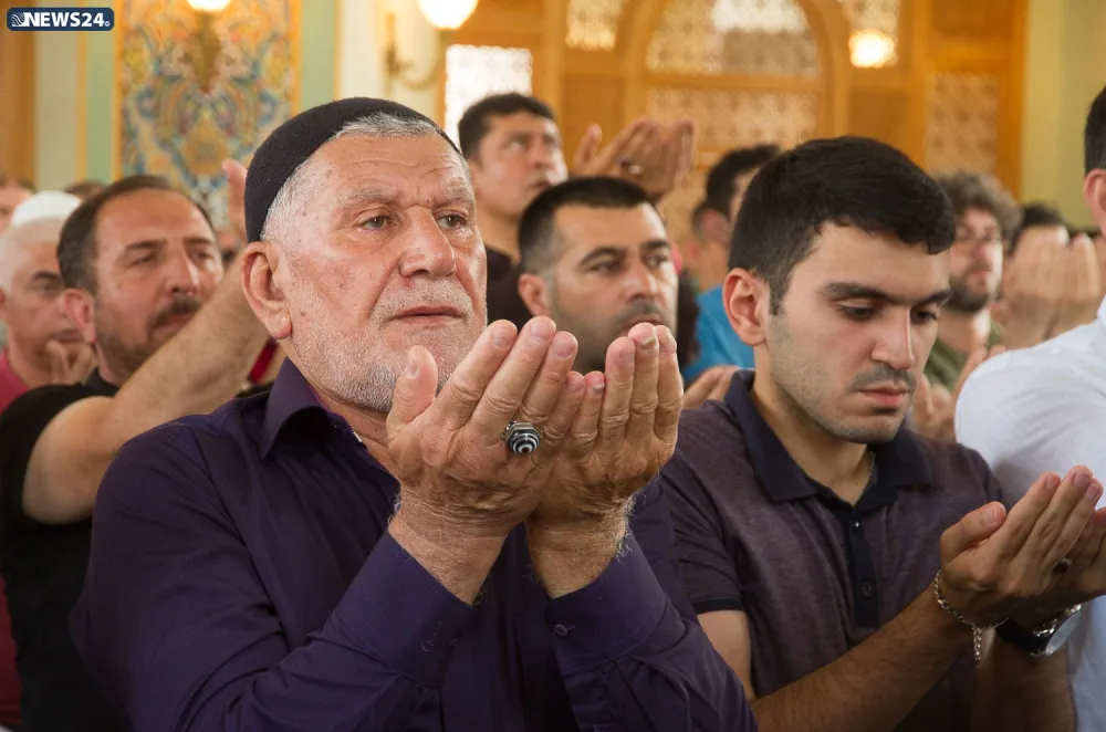 Təzə pir məscidində bayram namazı qılınıb - FOTO VİDEOREPORTAJ - YENİLƏNİB