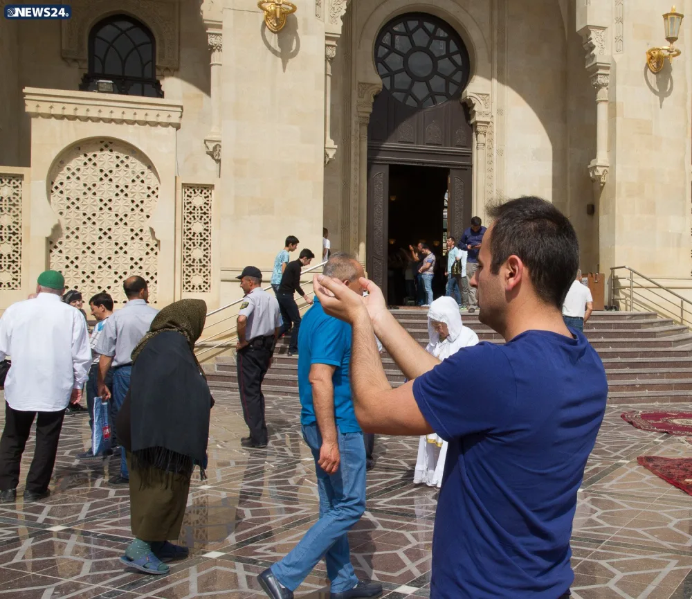 Təzə pir məscidində bayram namazı qılınıb - FOTO VİDEOREPORTAJ - YENİLƏNİB