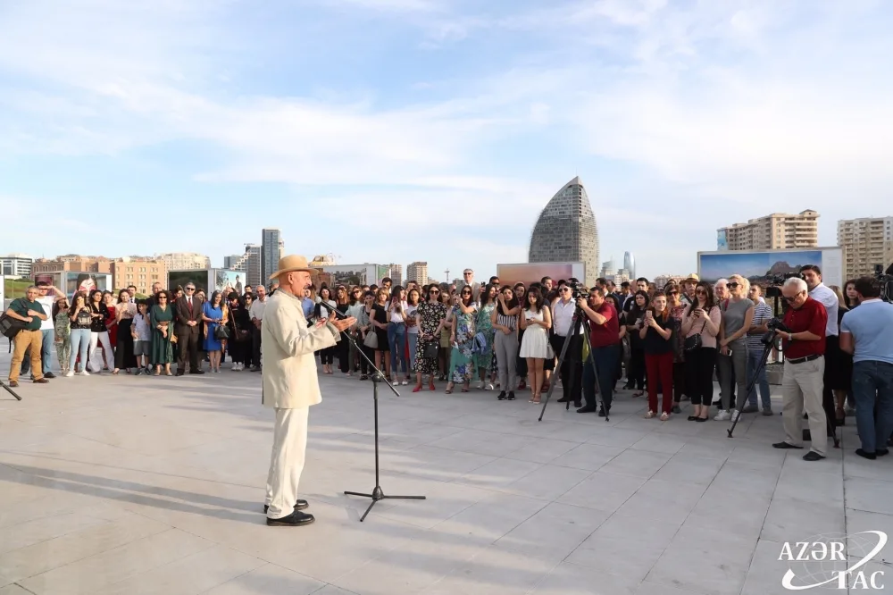 Heydər Əliyev Mərkəzinin parkında Reza Deqatinin sərgisi açılıb - FOTO