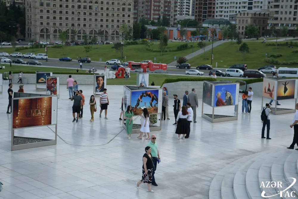 Heydər Əliyev Mərkəzinin parkında Reza Deqatinin sərgisi açılıb - FOTO