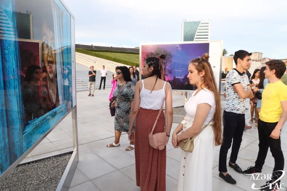 Heydər Əliyev Mərkəzinin parkında Reza Deqatinin sərgisi açılıb - FOTO