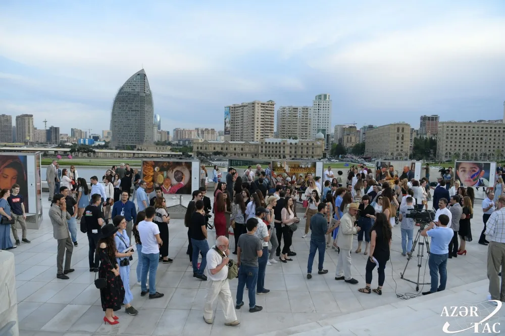 Heydər Əliyev Mərkəzinin parkında Reza Deqatinin sərgisi açılıb - FOTO