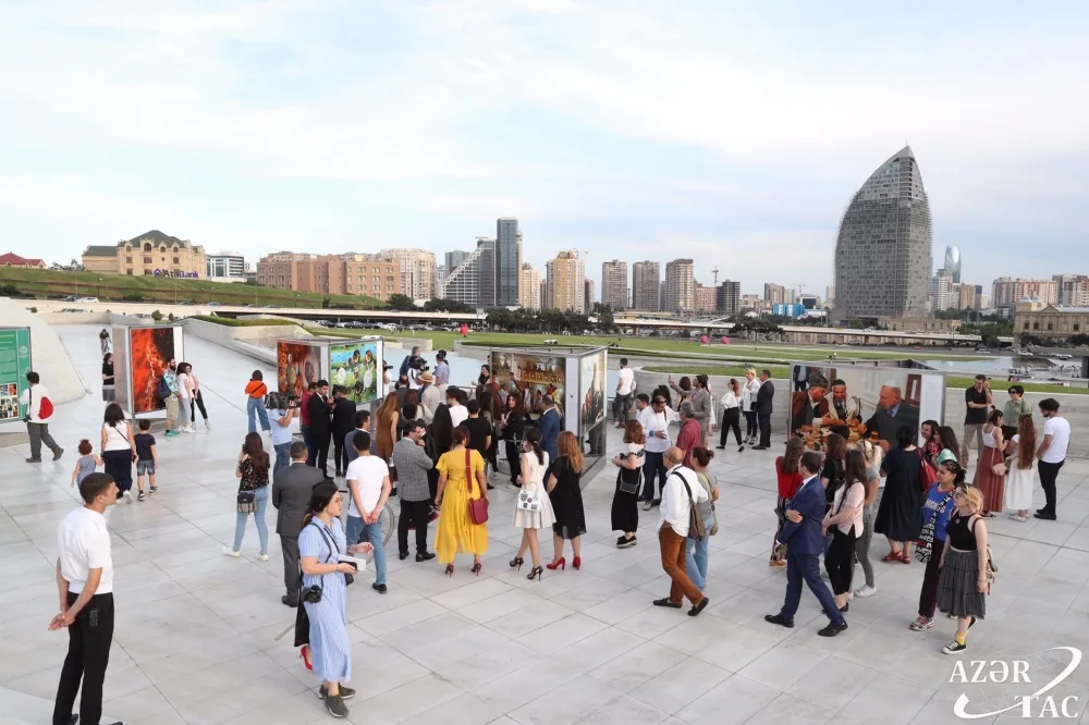 Heydər Əliyev Mərkəzinin parkında Reza Deqatinin sərgisi açılıb - FOTO