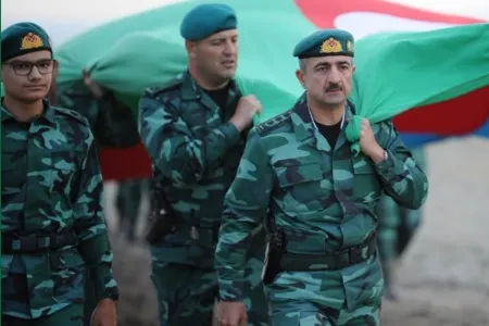 Azərbaycan sərhədçiləri 5 km 100 m uzunluğunda dövlət bayrağını - çiyinlərində daşıdı - FOTO - VİDEO