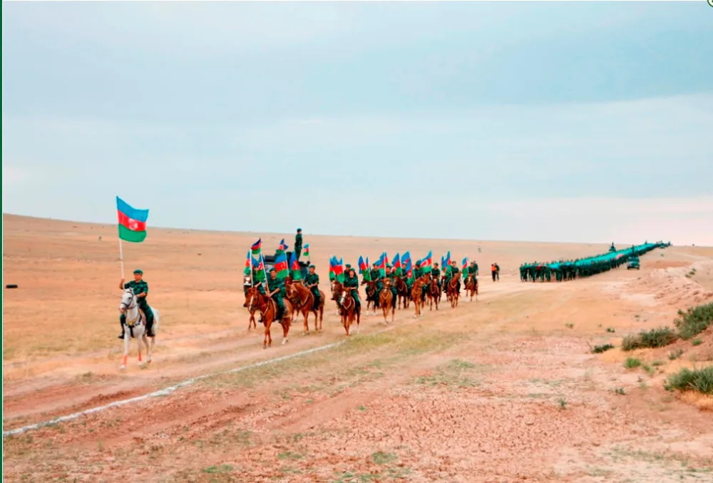 Azərbaycan sərhədçiləri 5 km 100 m uzunluğunda dövlət bayrağını - çiyinlərində daşıdı - FOTO - VİDEO
