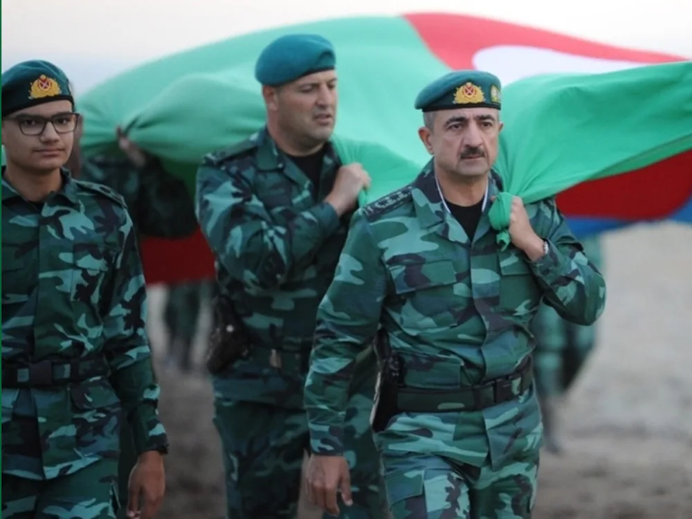 Azərbaycan sərhədçiləri 5 km 100 m uzunluğunda dövlət bayrağını - çiyinlərində daşıdı - FOTO - VİDEO