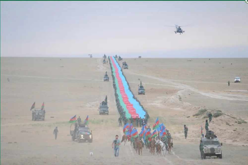 Azərbaycan sərhədçiləri 5 km 100 m uzunluğunda dövlət bayrağını - çiyinlərində daşıdı - FOTO - VİDEO