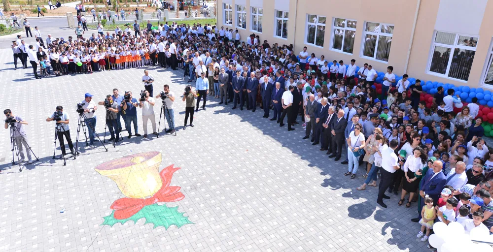 Təhsil naziri məcburi köçkün şagirdlərin "Son zəng"ində - FOTOLAR