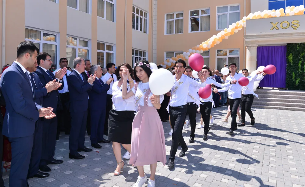 Təhsil naziri məcburi köçkün şagirdlərin "Son zəng"ində - FOTOLAR