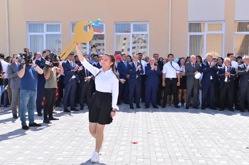 Təhsil naziri məcburi köçkün şagirdlərin "Son zəng"ində - FOTOLAR
