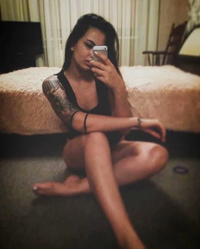 Model Çernobıla getdi, - çılpaq şəklini paylaşdı - FOTO