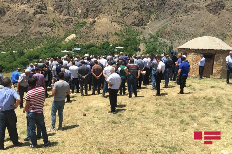 Əbülfəz Elçibəyin həyat yoldaşı torpağa tapşırıldı - YENİLƏNİB - FOTOSESSİYA